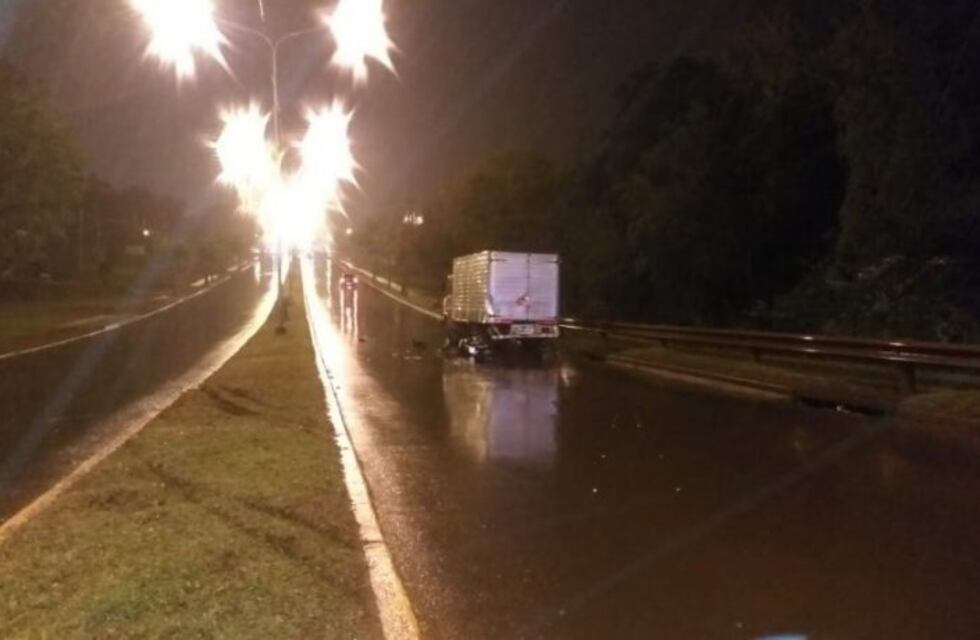Murió un motociclista que chocó un camión estacionado en la autovía de Oberá bajo la lluvia
