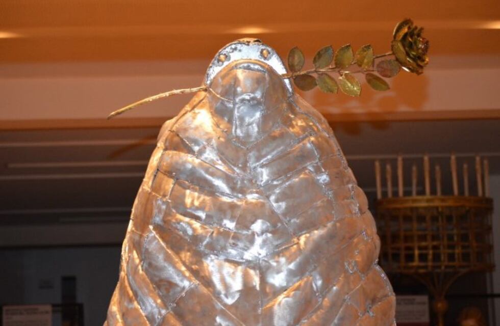 Presentaron la escultura de un lobo marino en honor a los héroes de Malvinas y del ARA San Juan