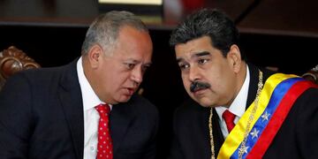 Venezuela's National Constituent Assembly (ANC) President Diosdado Cabello talks to President Nicolas Maduro during a ceremony to mark the opening of the judicial year at the Supreme Court of Justice (TSJ), in Caracas, Venezuela, January 24, 2019\u002E REUTERS/Carlos Garcia Rawlins venezuela Nicolas Maduro Diosdado Cabello venezuela crisis politica estallido social ceremonia de apertura al año judicial