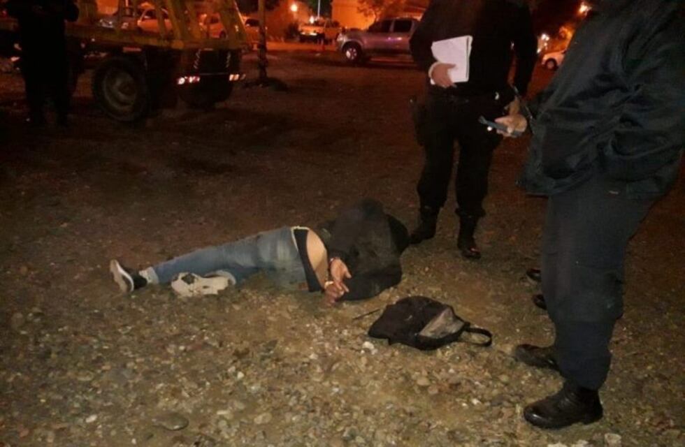 Un sujeto intentó apuñalar a una oficial de policía pero la salvó el uniforme