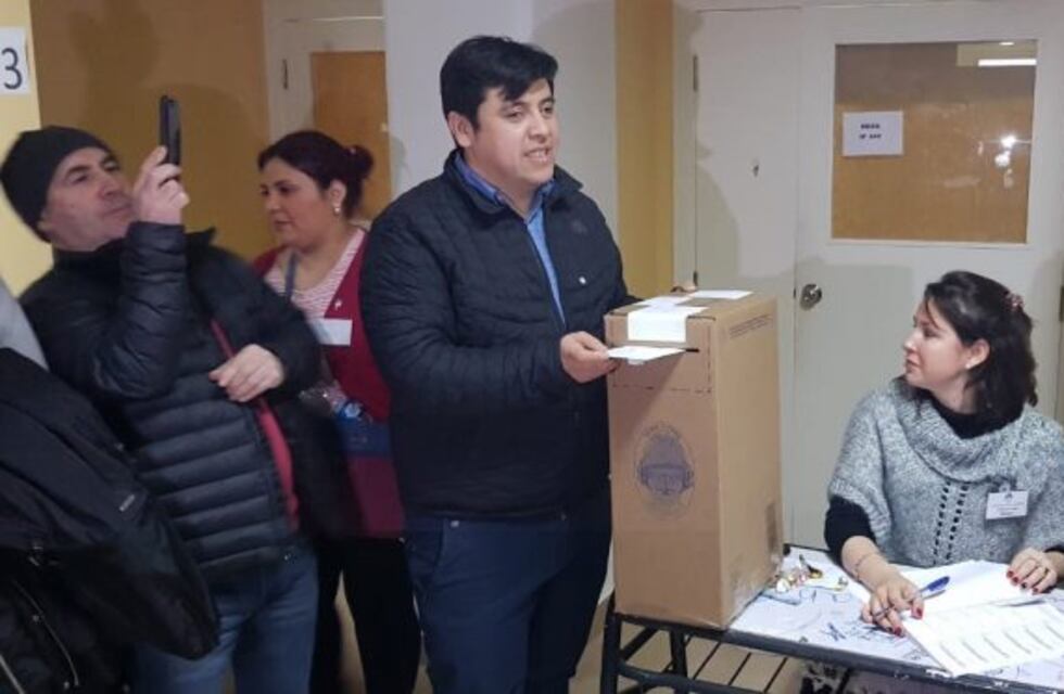 Elecciones en Tolhuin: votó el candidato a Intendente Daniel Harrington