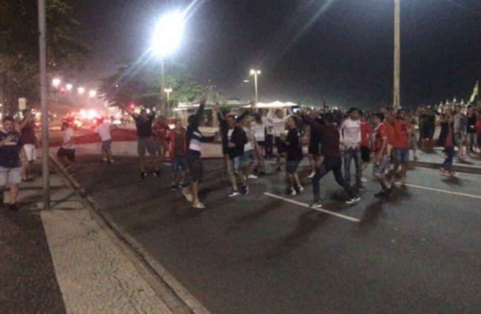 Batalla campal entre hinchas de Independiente y Flamengo en Copacabana