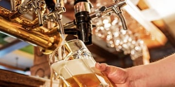 La propuesta incluye una recorrida de tres horas y media por la ciudad con cuatro paradas para degustar la cerveza artesanal\u002E