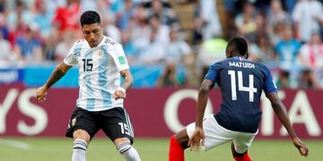 Soccer Football - World Cup - Round of 16 - France vs Argentina - Kazan Arena, Kazan, Russia - June 30, 2018 Argentina's Enzo Perez in action with France's Blaise Matuidi REUTERS/John Sibley rusia kazan Enzo Perez campeonato mundial de futbol rusia 2018 futbol futbolistas partido seleccion francia vs argentina
