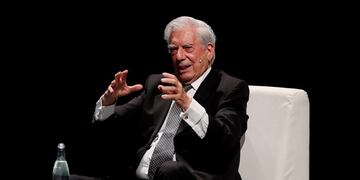 BOG23\u002E BOGOTÁ (COLOMBIA), 23/04/2018\u002E- El escritor peruano y premio Nobel de literatura, Mario Vargas Llosa  participa en un conversatorio  hoy, lunes 23 de abril de 2018, en el marco de la Feria Internacional del Libro de Bogotá (Colombia)\u002E Vargas Llosa recordó hoy que su primera novela, \