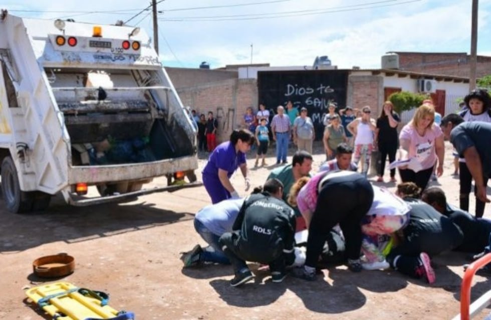 Un trabajador resultó herido al quedar atrapado entre dos camiones