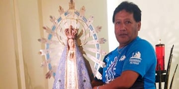 Jorge Palacios, veterano de Malvinas, junto a la Virgen de Luján que vuelve a Argentina