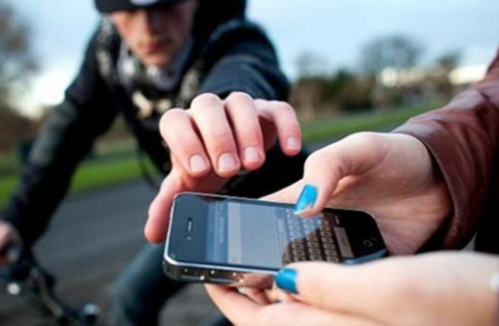 Delatados por el celular: ladrones detenidos cuando el teléfono robado empezó a sonar durante un control policial