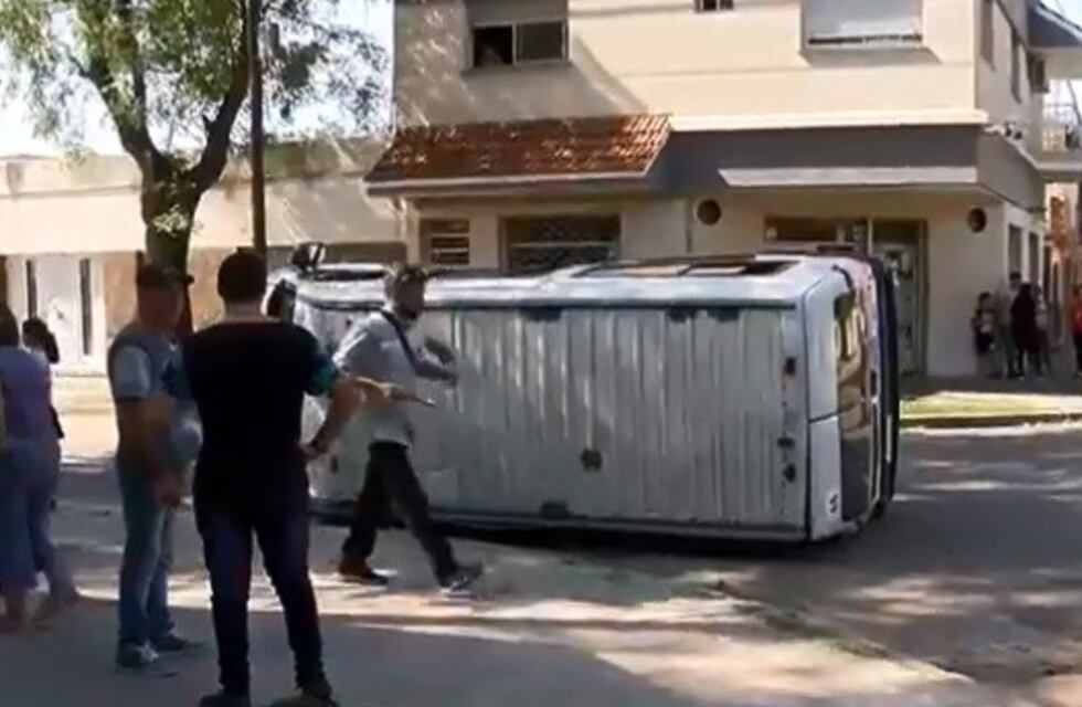 Espectacular vuelco de un transporte escolar tras chocar con un taxi