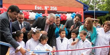 El gobernador de Misiones Hugo Passalacqua, junto a los alumnos y otras autoridades del gobierno provincial\u002E