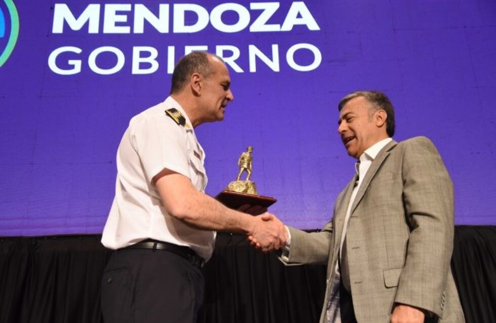 Cornejo premió a policías destacados de la provincia