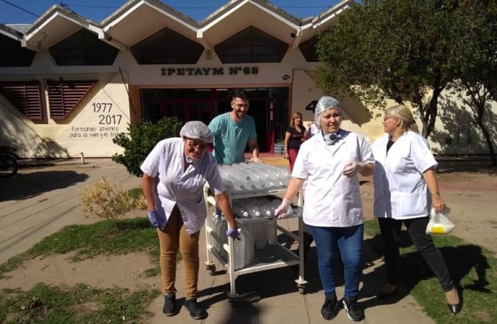 El Ipetaym 68 elaboró alcohol en gel para contribuir con la Salud Pública