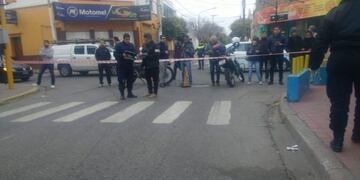 El motociclista quedó atrapado y está muy grave\u002E