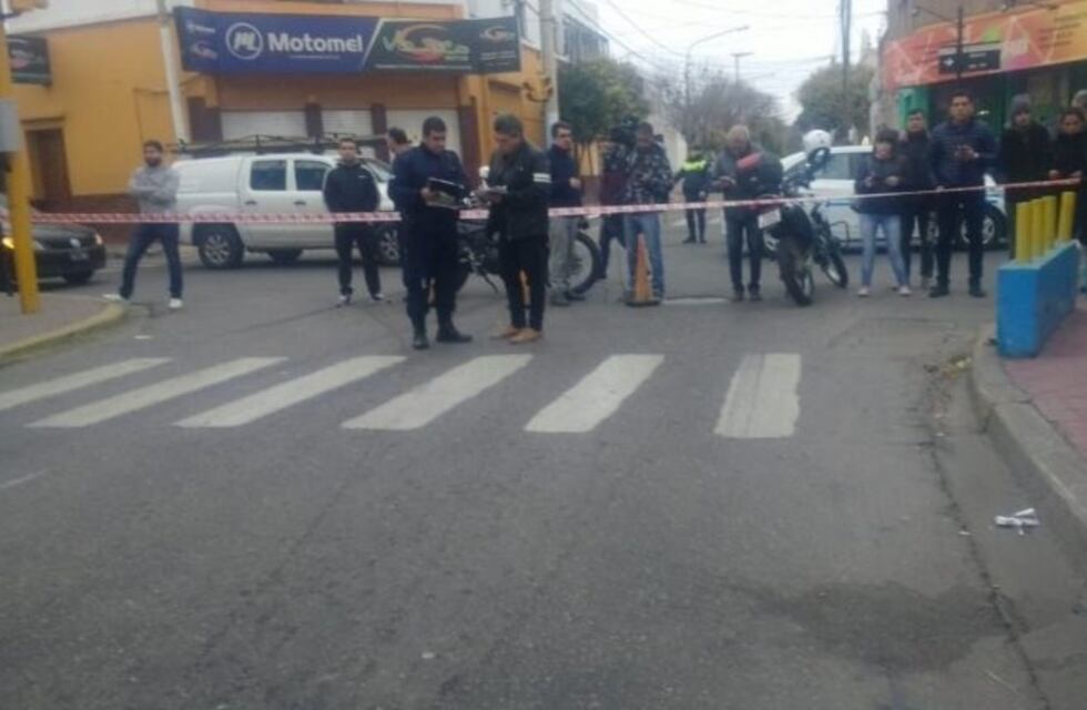 Un motociclista está muy grave tras ser embestido por un auto en el centro puntano