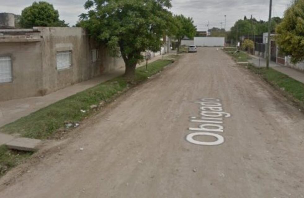 Con hacha y cuchillo: quiso robar la batería de un auto, provocó destrozos y lo detuvieron