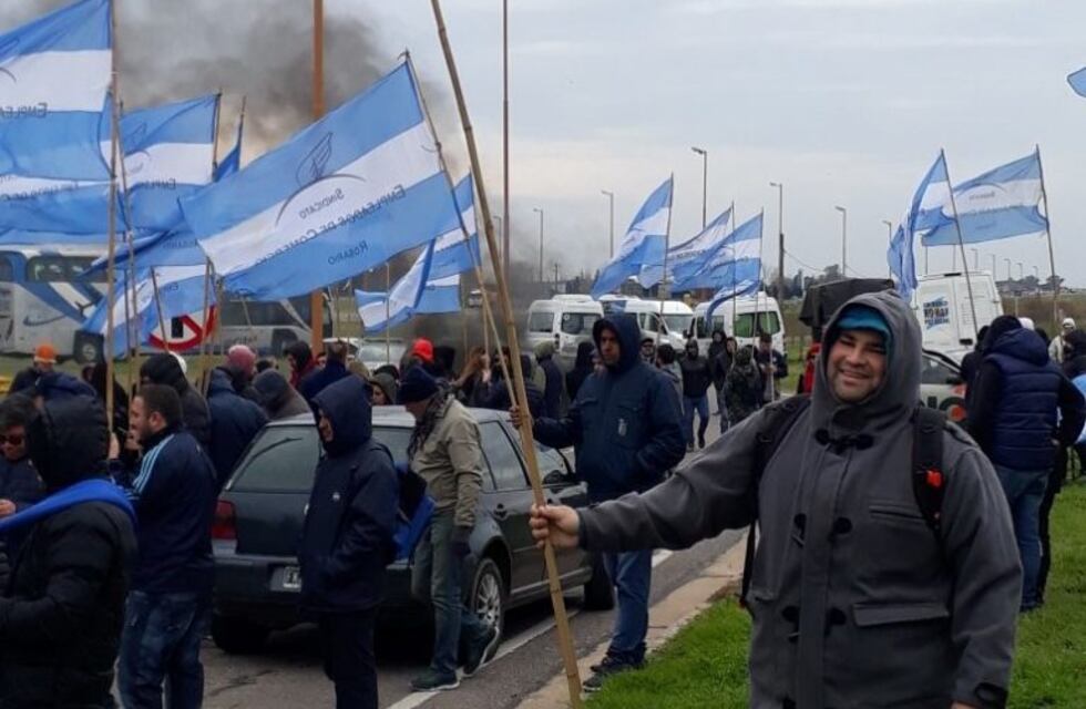 Trabajadores despedidos se manifestaron frente a General Motors exigiendo la reincorporación