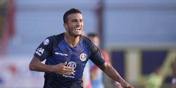 El brasileño capturó el rebote en el penal y anotó su primer gol, en su primer partido como titular\u002E