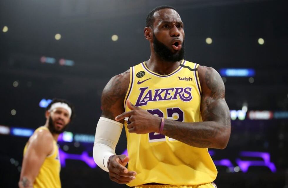 Video: LeBron James anotó un triple de desde el centro de la cancha