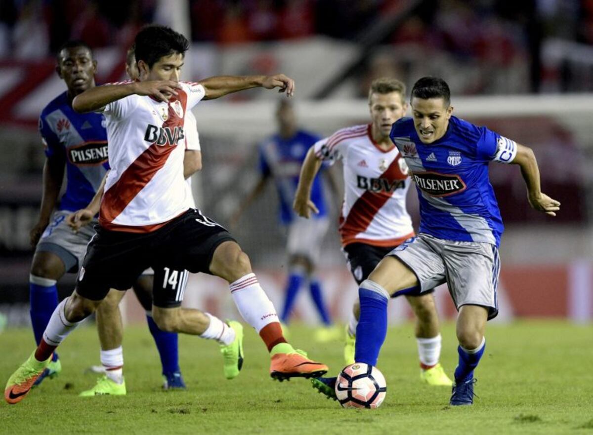 Ecuador's Emelec forward Marcos Mondaini (R) vies for the ball with Argentina's River Plate defender Luciano Lollo during their Copa Libertadores 2017 group 3 football match at the Monumental stadium in Buenos Aires, Argentina, on May 10, 2017\u002E / AFP PHOTO / JUAN MABROMATA ciudad de buenos aires Marcos Mondaini futbol copa libertadores 2017 futbolistas partido river plate vs emelec