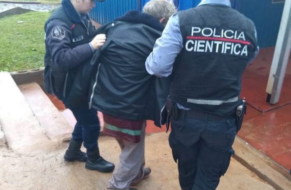 En Oberá policías asistieron a un hombre desorientado en medio de la intensa lluvia