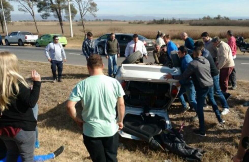 Dos mujeres heridas en un vuelco en la ruta 5