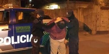 Detenido por golpear a una mujer