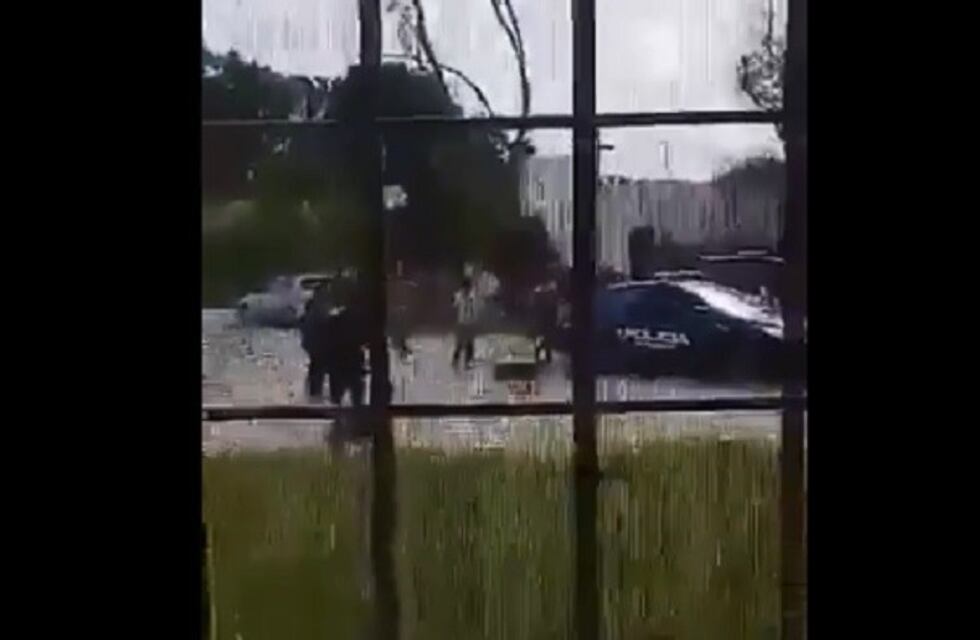Balearon la puerta de una escuela mientras vecinos se reunían por la inseguridad