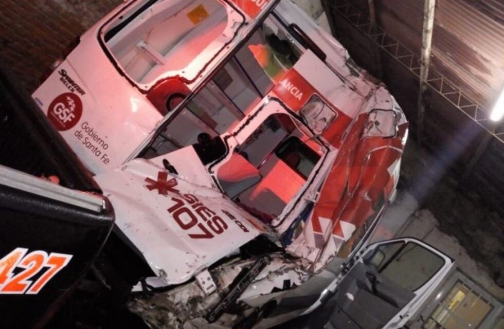 Paciente y enfermero terminaron lesionados por el violento choque de una ambulancia