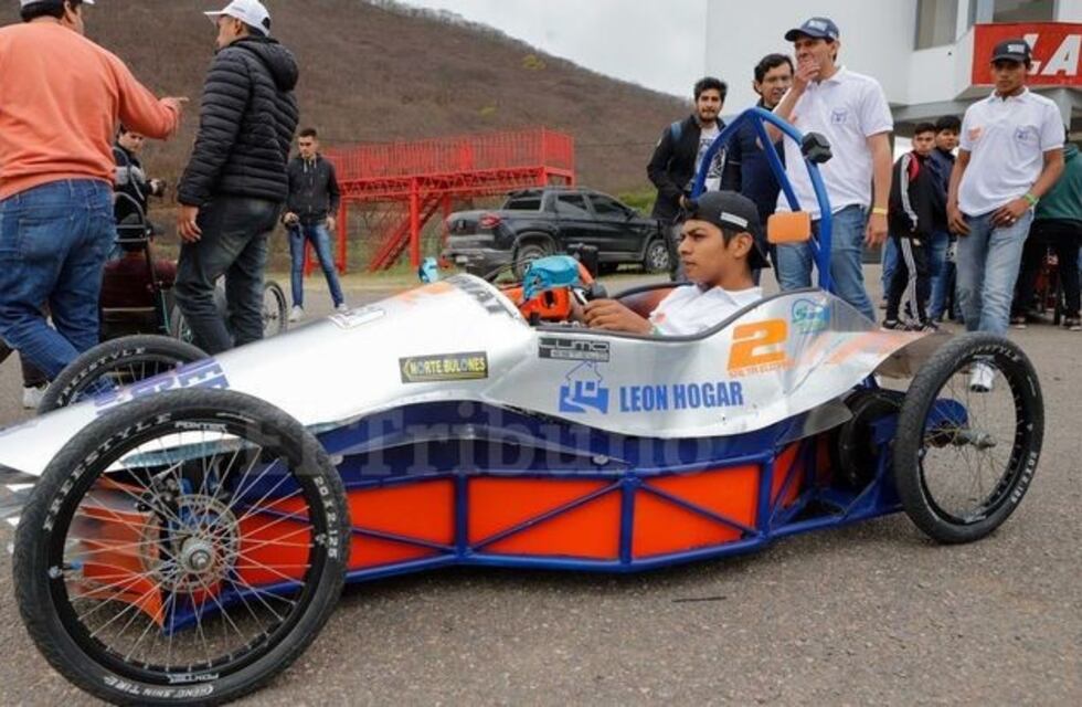 Escuelas técnicas participaron en carrera de autos ecológicos