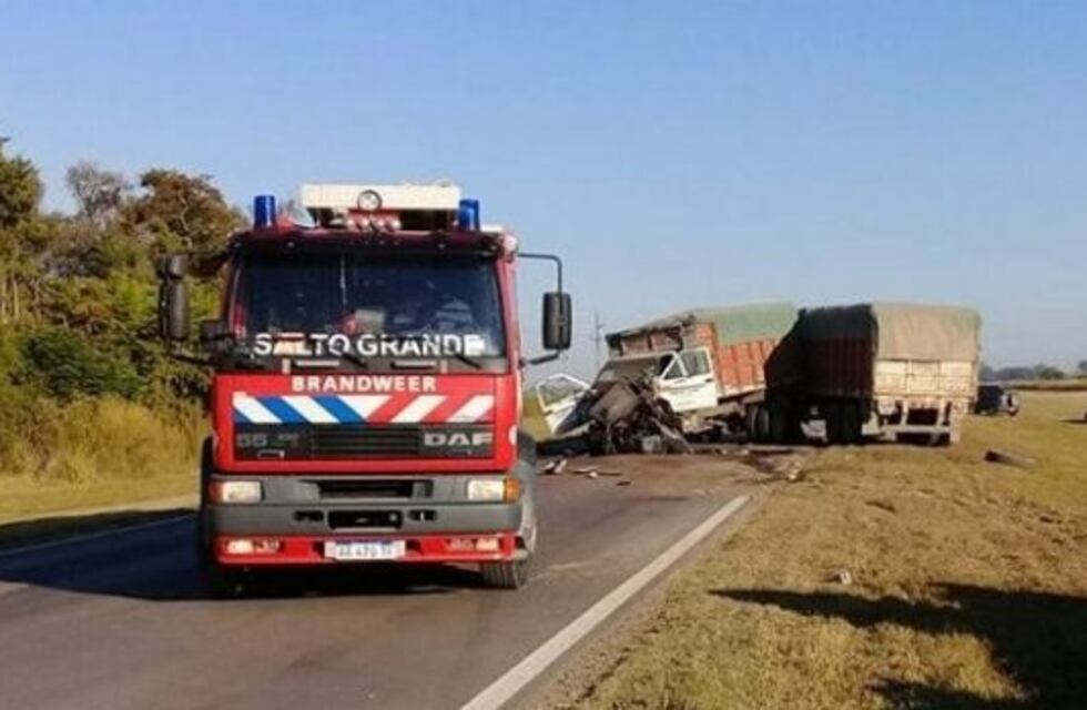 Espectacular siniestro entre dos camiones y un colectivo en la ruta 34