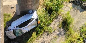 Un auto cayó al vacío en el puente blanco de Entre Ríos