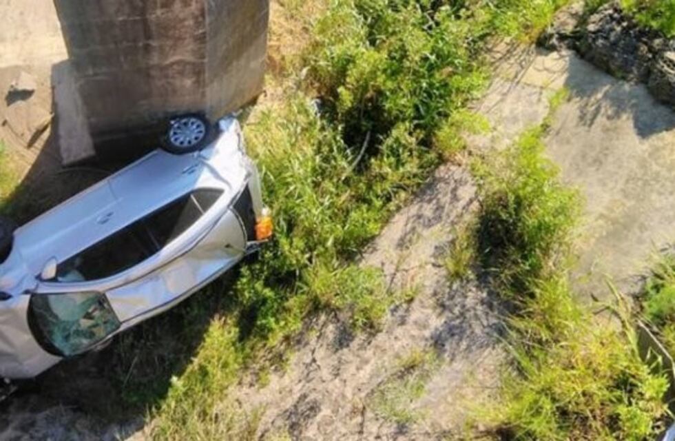Un auto cayó al vacío en el puente blanco de Entre Ríos
