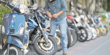 Un 60 por ciento menos de motos en las veredas del microcentro