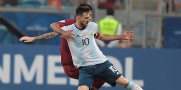 TOPSHOT - Argentina's Lionel Messi tries to control the ball during their Copa America football tournament group match against Qatar at the Gremio Arena in Porto Alegre, Brazil, on June 23, 2019\u002E (Photo by Carl DE SOUZA / AFP)
