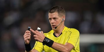 Argentinian referee German Delfino gestures during Copa Sudamericana 2018 football match between Brazil's Botafogo and Brazil's Bahia at Nilton Santos stadiumin Rio de Janeiro, Brazil, on October 03, 2018\u002E (Photo by Mauro Pimentel / AFP)