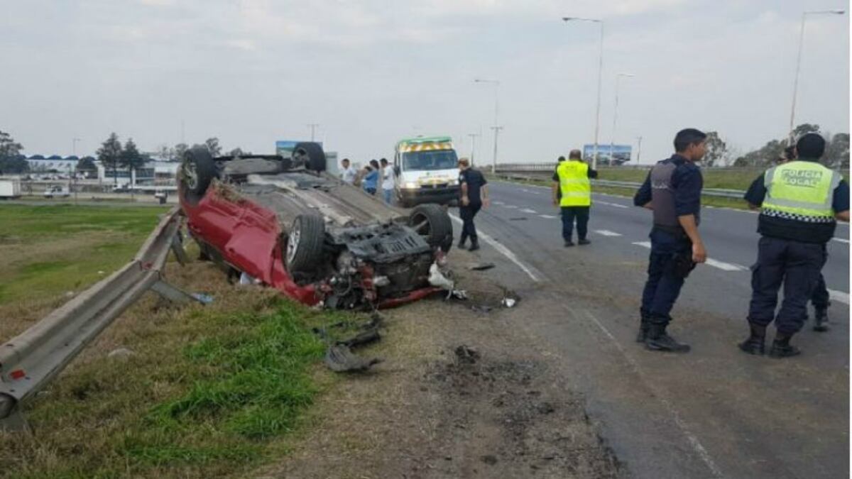 El conductor falleció en el acto y su mujer fue hospitalizada\u002E (El Informante)