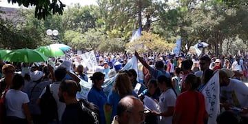 Multitudinaria marcha de trabajadores hacia la Casa Gris