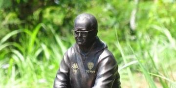 Los amantes de Bielsa ahora pueden llevarse una estatua en miniatura a su casa\u002E (Web)