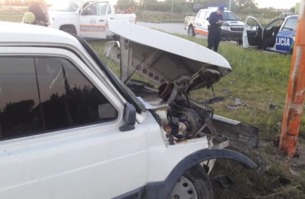 Salía de una fiesta de egresados y chocó contra un poste de luz