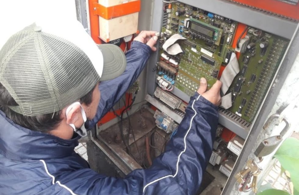 Compraron insumos y reparan semáforos rotos