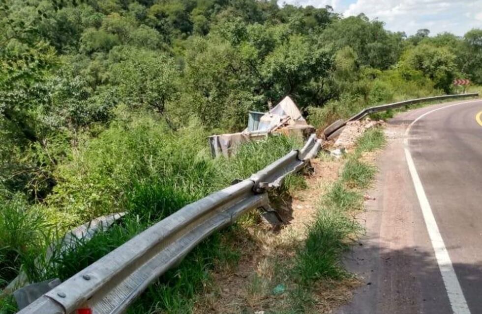 Se salvó de caer al precipicio con su camión por las ramas en la sierras de Guasayán