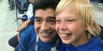 El niño ruso junto a Maradona