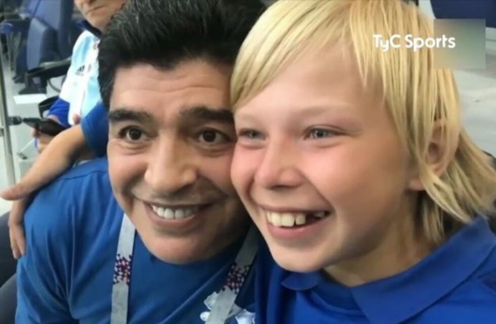 La emoción del niño ruso que cumplió el sueño de conocer a Maradona