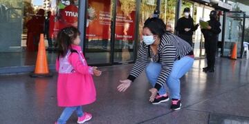 La mujer volvió a abrazar a la pequeña Dana tras un operativo coordinado en la Terminal de Ómnibus Mariano Moreno\u002E (Alan Monzón)