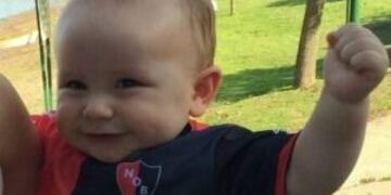 El bebu00e9 que se hizo popular por un video en el que alienta al plantel leproso recibiu00f3 camiseta y carnet de Newell's.