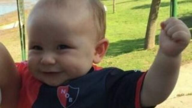 El bebu00e9 que se hizo popular por un video en el que alienta al plantel leproso recibiu00f3 camiseta y carnet de Newell's.