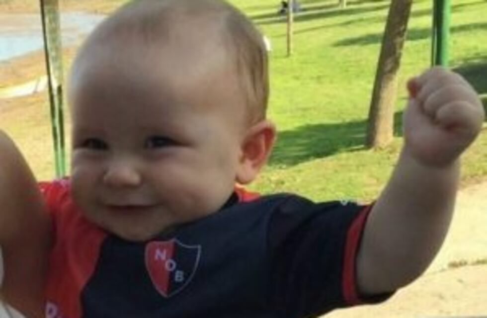 El bebé que fue grabado alentando a Newell's desde su ventana ya es socio leproso