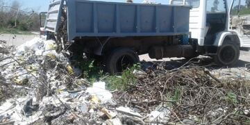 Camión tirando residuos\u002E (Web)