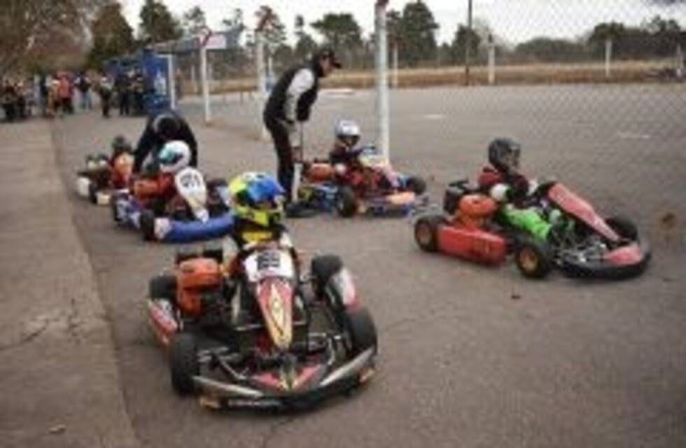 Pilotos de Arroyito participan del Karting sobre Asfalto