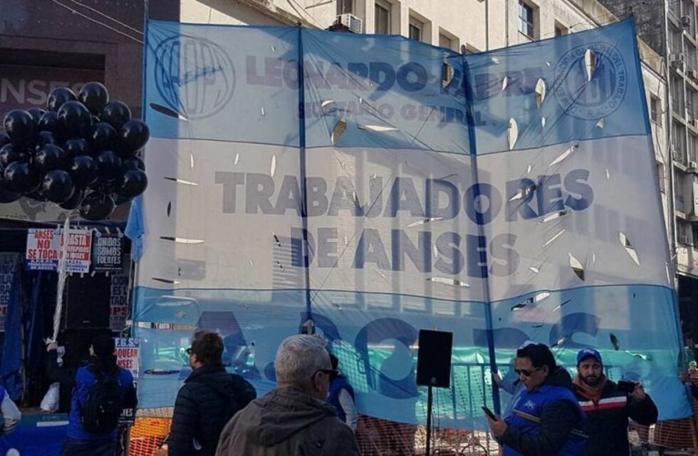 Trabajadores de Anses cortaron la calle frente a la sede del centro para pedir su reapertura urgente
